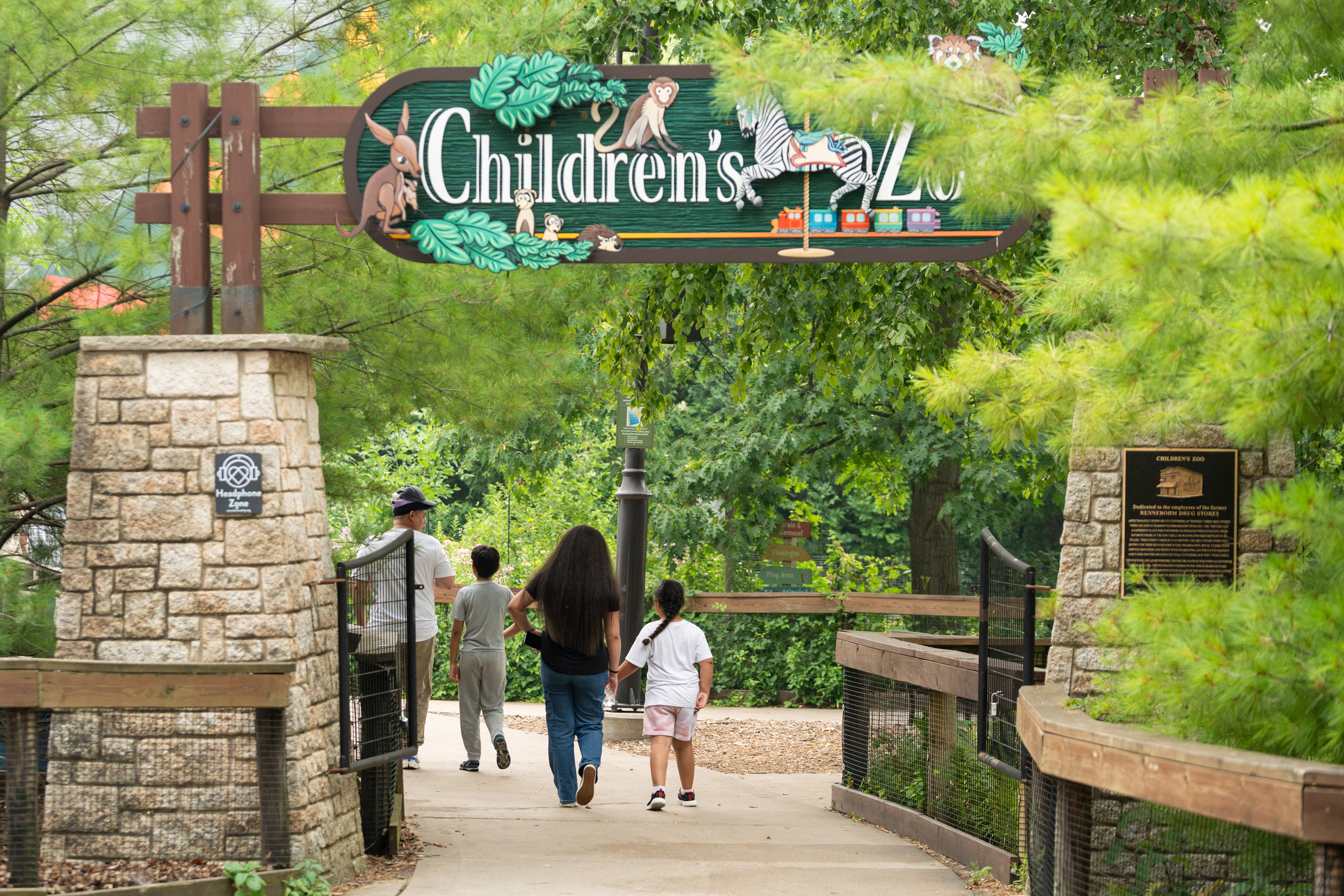 5.	ULI employees and their families walking through Henry Vilas Zoo