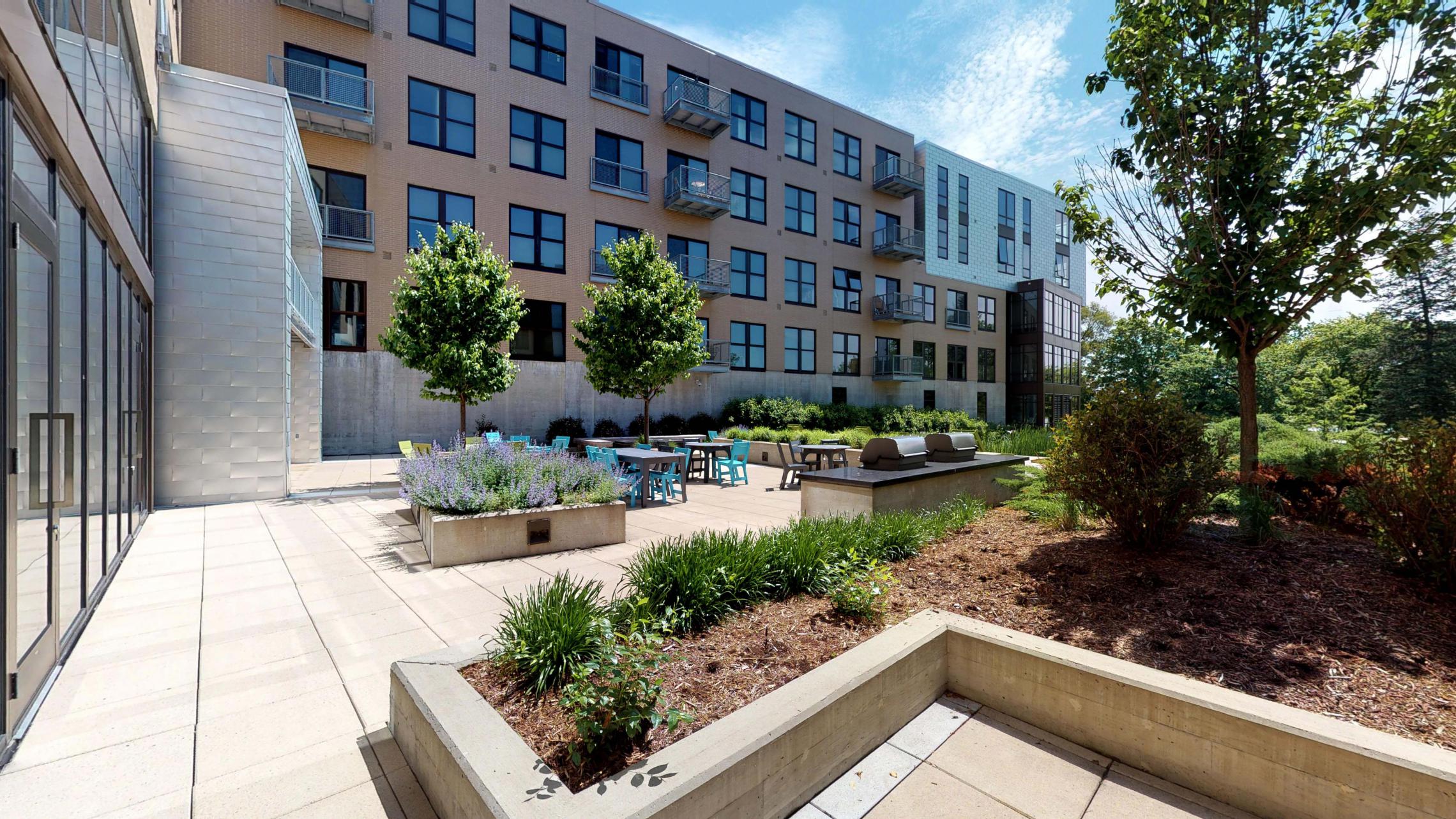 SEVEN27-115-Apartment-Patio-Courtyard_modern-upscale-downtown-lakeview-madison-city.jpg