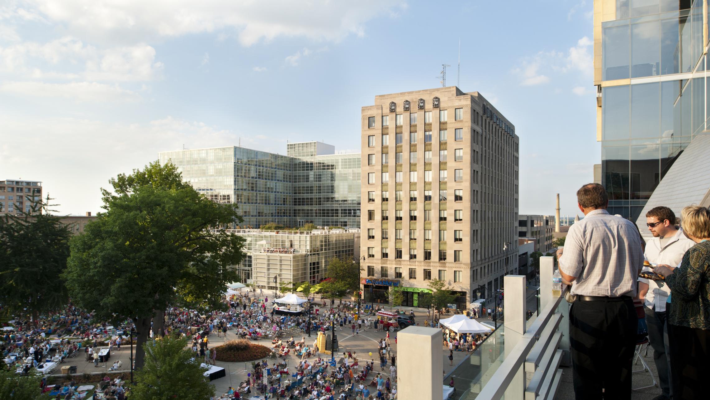 ULI US Bank Plaza and Tenney Plaza, Concerts on the Square Event