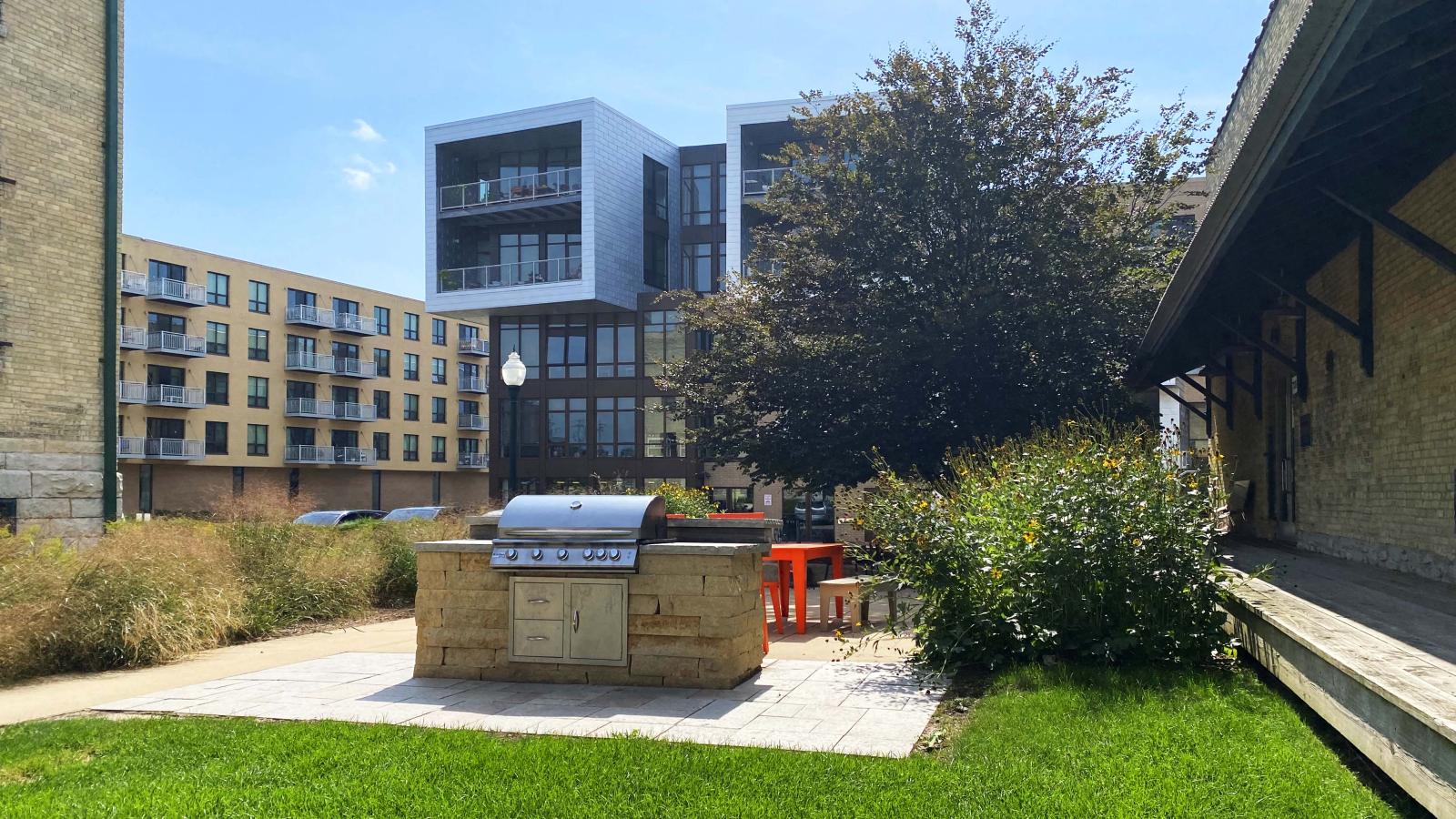 Tobacco-Lofts-Yards-Apartments-Historic-Exposed-Timber-Brick-Lounge-Coutyard--Gas-Grill-Fitness-Cats-Bike-Path-Lake-Downtown-Madison