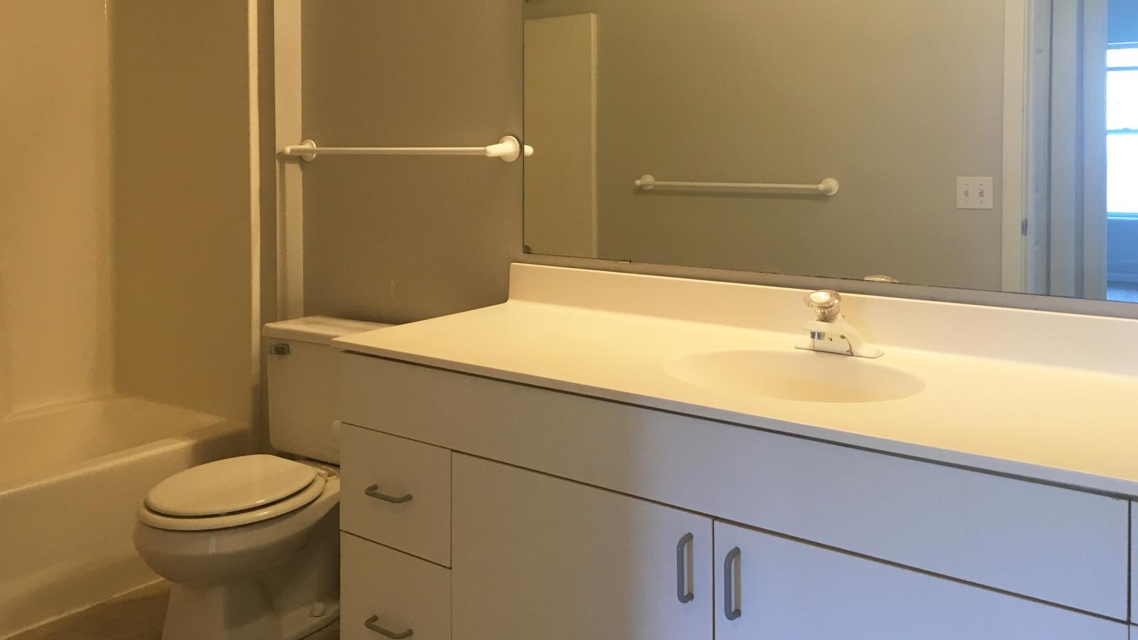 Traditional bathroom with full-size vanity in a one-bedroom at Wilson Bay