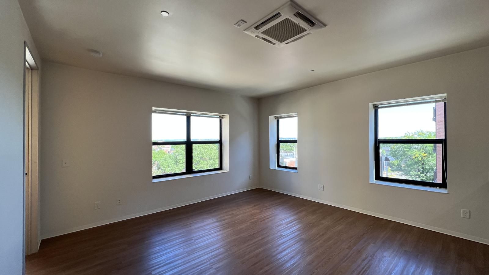 Corner one bedroom woth lake view and abundant natural light at Capitol Hill Apartments