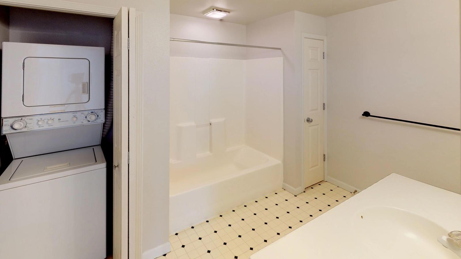 Traditional bathroom with full-size vanity in a one-bedroom at Wilson Bay