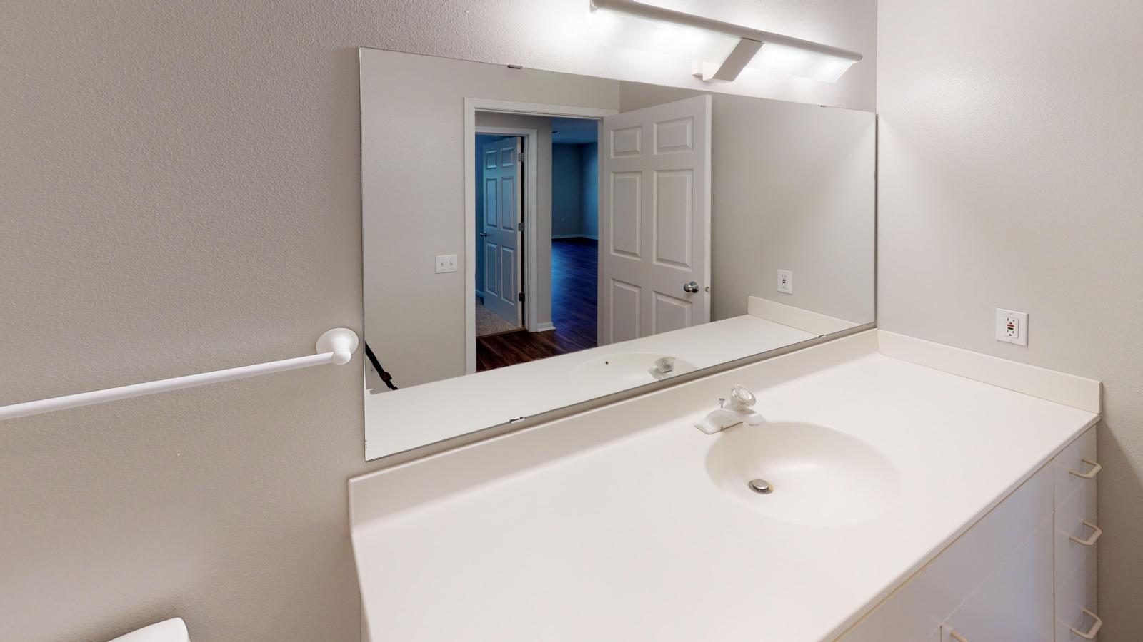 Traditional bathroom with full-size vanity in a one-bedroom at Wilson Bay