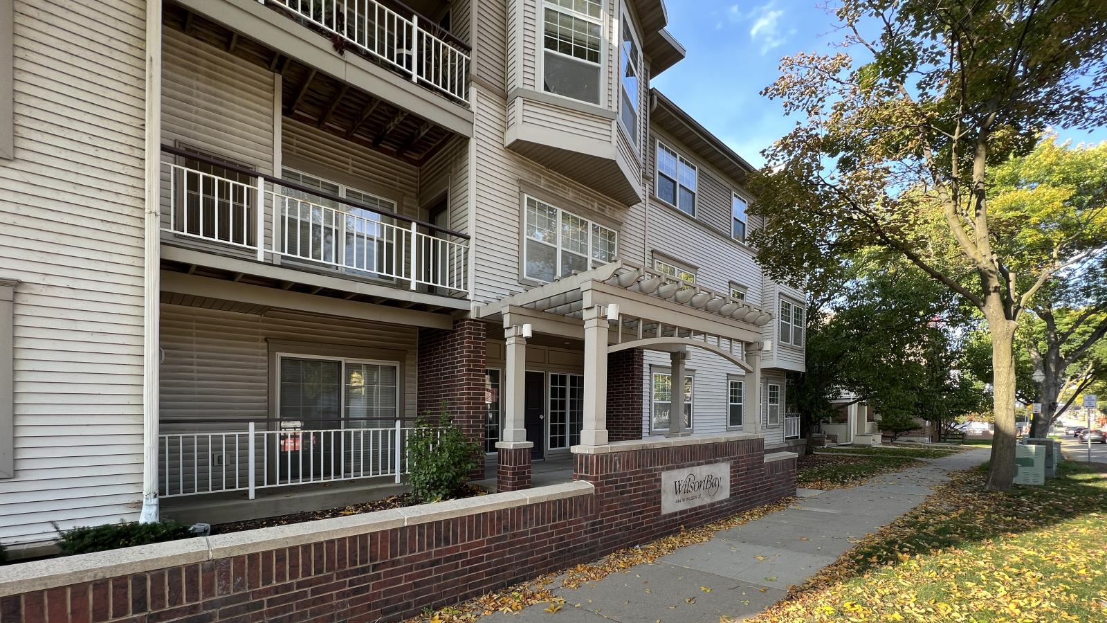 Wilson Bay Apartments exterior image in early fall