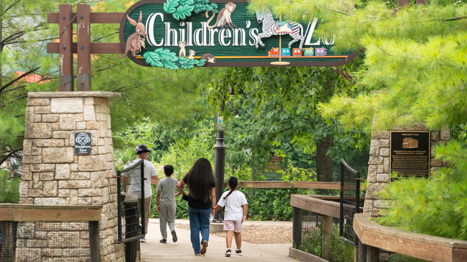 5.	ULI employees and their families walking through Henry Vilas Zoo